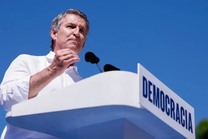 PP calcula 100.000 personas contra Sánchez y Delegación del Gobierno 45 (4) FOTOGRAFÍA. MADRID (REINO DE ESPAÑA), 08 DE JUNIO DE 2025. El líder del PP, Alberto Núñez Feijóo, pide a su socio y presidente del Gobierno de España y secretario general del Partido Socialista (PSOE), Pedro Sánchez Pérez-Castejón, que convoque elecciones ante una multitud congregada por su partido en la madrileña Plaza de España bajo lema "Democracia o Mafia". Efe