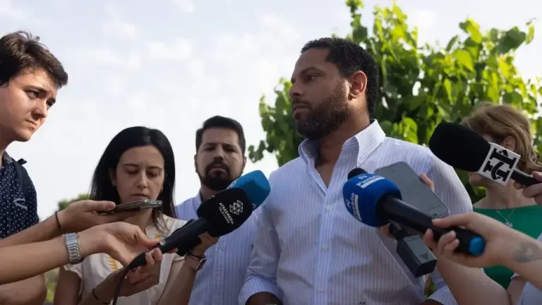 FOTOGRAFÍA. TARRAGONA (CATALUÑA) REINO DE ESPAÑA, 12 DE JUNIO DE 2025. El secretario general de VOX, Ignacio Garriga Vaz de Conceçao, registrado este jueves durante una rueda de prensa en Tarragona, en la Comunidad Autónoma de Cataluña, Reino de España, donde el opositor patriota español ha opinado sobre el nuevo escándalo de corrupción y amaño de votos en el Partido Socialista (PSOE) y Gobierno de España de Pedro Sánchez Pérez-Castejón. Lasvocesdelpueblo (Ñ Pueblo)