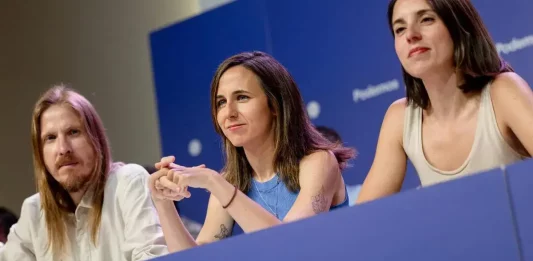 FOTOGRAFÍA. MADRID (REINO DE ESPAÑA), 21 DE JUNIO DE 2025. La líder del principal partido de las ultraizquierda en España, Podemos, Ione Belarra Urteaga (c); junto a Irene Montero Gil (d); y el portavoz del partido Pablo Fernández (i); durante un Consejo Ciudadano Estatal extraordinario de este partido de extrema izquierda, convocado tras las novedades sobre el caso Koldo que afectan al PSOE y ante la próxima cumbre de la OTAN. Efe