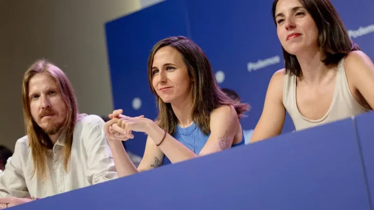 FOTOGRAFÍA. MADRID (REINO DE ESPAÑA), 21 DE JUNIO DE 2025. La líder del principal partido de las ultraizquierda en España, Podemos, Ione Belarra Urteaga (c); junto a Irene Montero Gil (d); y el portavoz del partido Pablo Fernández (i); durante un Consejo Ciudadano Estatal extraordinario de este partido de extrema izquierda, convocado tras las novedades sobre el caso Koldo que afectan al PSOE y ante la próxima cumbre de la OTAN. Efe