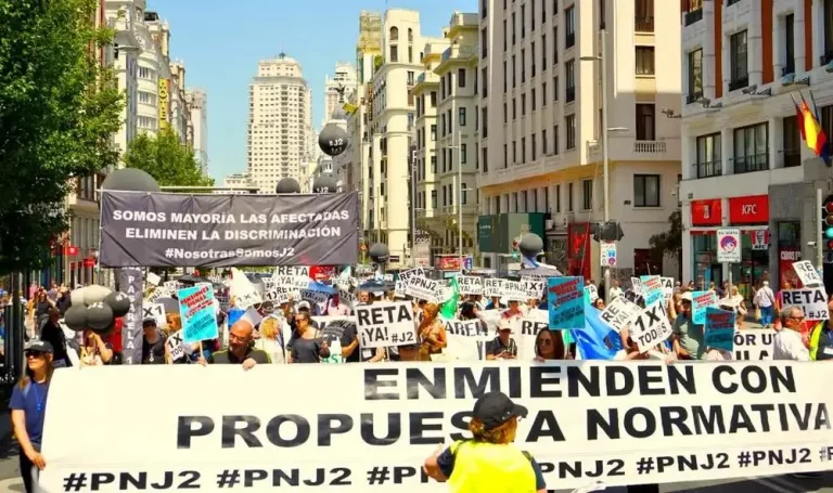 FOTOGRAFÍA. MADRID (REINO DE ESPAÑA), 14 DE JUNIO DE 2025. El Movimiento J2, plataforma de los abogados, procuradores y otros funcionarios del mundo de la Justicia, movilizó contra la nueva Propuesto de ley del Grupo Parlamentario dle Partido Socialista en el Congreso de los Diputados, el brazo político del régimen sanchista de Pedro Sánchez Pérez-Castejón. "¡Hoy, 14 de junio, vuelve a las calles el Movimiento J2! Y lo hace, porque tras más de dos años de intensa reivindicación, la Pasarela al RETA ya está en el Congreso de los Diputados, pero no en los términos que exige la justicia social, ni la dignidad de miles de abogados y procuradores, obligados durante décadas, a cotizar en unas mutualidades en las que delegaron su deber constitucional, y que han fracasado, porque ni las supervisaron, ni las controlaron". Lasvocesdelpueblo (Ñ Pueblo)
