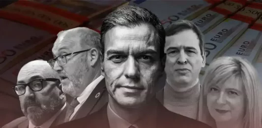 FOTOGRAFÍA. BARCELONA (CATALUÑA) REINO DE ESPAÑA, 05 DE JUNIO DE 2025. La ciudadanía se moviliza en redes sociales y Whatsapp para un recibimiento caloroso a las 8:00 horas de la mañana del viernes, 6 de junio de 2025, en Avinguda Diagonal, 686 ciudad de Barcelona (frente al Palau Real), por la presencia de Pedro Sánchez Pérez-Castejón, el presidente del Gobierno de España y secretario general del Partido Socialista (PSOE) (primer plano; "¡Contra la mafia de Sánchez!", en referencia a los casos de corrupción del entorno, su mujer María Begoña Gómez Fernández (Begoña Gómez) a su hermano David Sánchez Pérez-Castejón (2 d), junto a sus entonces personas de confianza como el exministro de Transportes y secretario de Organización del PSOE, José Luis Ábalos Meco; y la sobra de Ábalos en el Ministerio de Transportes cuyo nombre lleva uno de los mayores caso de corrupción de la pandemia del COVID 19, Caso Koldo [Koldo García Izaguirre (i)]; y "¡Contra las cloacas del PSOE!", liderada por la líder de los fontaneros del socialismo Leire Díez Castro (d); porque "¿Basta de impunidad!", en referencia al magistrado socialista nombrado por Sánchez en un humillante acuerdo de reparto de sillas en la Justicia, quien ejerce de presidente del Tribunal Constitucional (TC) y afirma que la Amnistía que los españoles rechazaron votando el referéndum de la Constitución Española de 1978 (vigente) y solo aceptaron los indultos siempre que sean individuales, "es constitucional", Cándido Conde-Pumpido Tourón (2 i). Convocatoria anónima/Lasvocesdelpueblo (Ñ Pueblo)