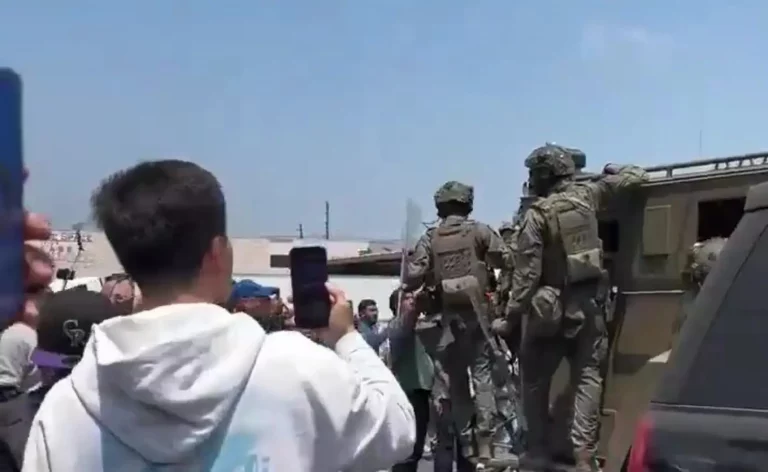 FOTOGRAFÍA. LOS ÁNGELES (ESTADOS UNIDOS DE AMÉRICA), 06 D EJUNIO DE 2025. El Servicio de Control de Inmigración y Aduanas de Estados Unidos (ICE) realizó este viernes una serie de redadas migratorias en Los Ángeles con agentes armados contra los inmigrantes ilegales. El pasado 9 de mayo de 2025, el Departamento de Seguridad Nacional (DHS) del Gobierno de los Estados Unidos ya anunció una oportunidad histórica para que los extranjeros ilegales reciban asistencia financiera y de documentos de viaje a través de la aplicación CBP Home para facilitar su viaje de regreso a su país de origen u otro país en el que tengan estatus legal. Quien vive ilegalmente en Estados unidos de América y rechaza el el «Proyecto Regreso a Casa» para inmigrantes ilegales de la administración Donald John Trump/James David Vance, se enfrenta a detenciones y deportación masiva en la que sus bienes y dinero serán confiscado por EEUU y volverá a su tierra como delincuente, mientras quien se acoge al programa recibirá asistencia financiera (al menos 1.000 dólares) y de documentos de viaje a través de la aplicación CBP Home para facilitar su viaje de regreso a su país de origen u otro país en el que tengan estatus legal. Red Social X/Lasvocesdelpueblo (Ñ Pueblo)