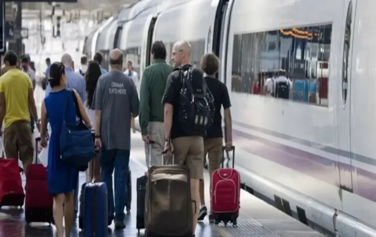 FOTOGRAFÍA. CAM DE TARRAGONA (TARRAGONA) CATALUÑA (REINO DE ESPAÑA), 15 DE JUNIO DE 2025. Renfe incorpora desde hoy, domingo 15 de junio de 2025, hasta el próximo domingo, 14 de diciembre de 2025, dos nuevas paradas en la estación de Camp de Tarragona, en la relación Barcelona-Madrid de Alta Velocidad (AVE). Lasvocesdelpueblo (Ñ Pueblo)