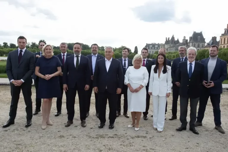 FOTOGRAFÍA. FONTAINEBLEAU (PARÍS) FRANCIA, 08 D EJUNIO DE 2025. La población y Comuna Mormant-sur-Vernisson (Francia) registrará el próximo lunes 9 de junio de 2025 el gran acto de la Fiesta de la Victoria («Fête de la Victoire») con la participación de los líderes de partidos políticos de la coalición Patriots of Europe, Santiago Abascal, Marine Le Pen, Viktor Orbán, Geert Wilders, Matteo Salvini, Andrej Baris, Jordan Bardella, Afroditi Latinopoulou, Krzysztof Bosak, Martin Helme, y Tom Jozef Irène Van Grieken (Tom Van Grieken), quienes han iniciado hoy las dos jornadas de trabajo en el Castillo de Fontainebleau (País), cuando en los sondeos el opositor y número dos de Agrupación Nacional (Rassemblement Nacional), Jordan Bardella, se consolida como primer ministro de Francia en caso de elecciones legislativas anticipadas en el país con más del 36% de los votos, un resultado histórico para el partido de Anne Perrine Le Pen (Marine Le Pen). Lasvocesdelpueblo (Ñ Pueblo)