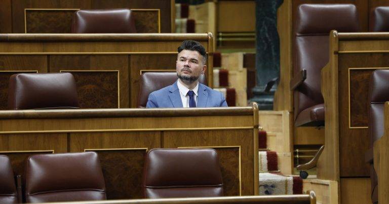 FOTOGRAFÍA. MADRID (REINO DE ESPAÑA), 18 DE JUNIO DE 2025. El portavoz parlamentario de ERC, Gabriel Rufián, en su escaño este miércoles en el Congreso. Efe