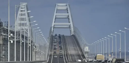 FOTOGRAFÍA. CRIMEA UCRANIANA ANEXADA A RUSIA (UCRANIA/RUSIA), 22 DE FEBRERO DE 2023. Detalle de varios coches circulando por el puente de Crimea, ahora llamado "puente de Kerch", parte del territorio soberano de Ucrania anexado a Rusia desde 2014. Efe