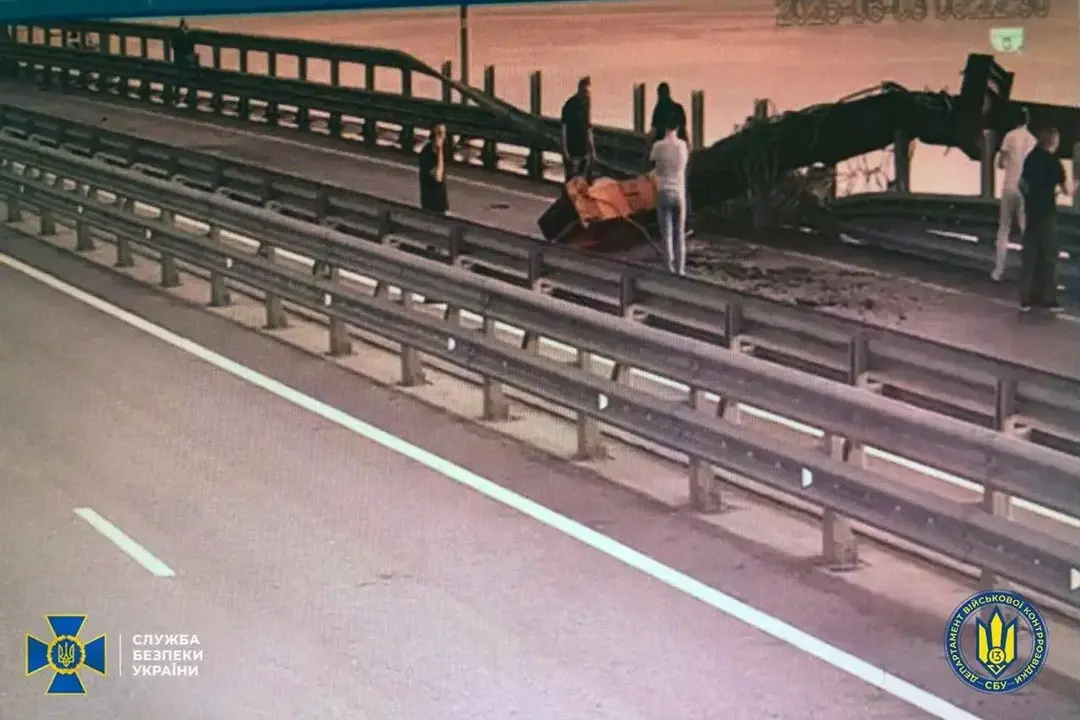 FOTOGRAFÍA. CRIMEA UCRANIANA ANEXADA A RUSIA (UCRANIA/RUSIA), 03 DE JUNIO DE 2025.- Fotografía facilitada por el Servicio de Seguridad de Ucrania (SBU) que muestra gente viendo los daños causados por una explosión en el puente de Crimea, ahora llamado "puente de Kerch", parte del territorio soberano de Ucrania anexado a Rusia desde 2014. UKRAINIAN SECURITY SERVICE/Efe