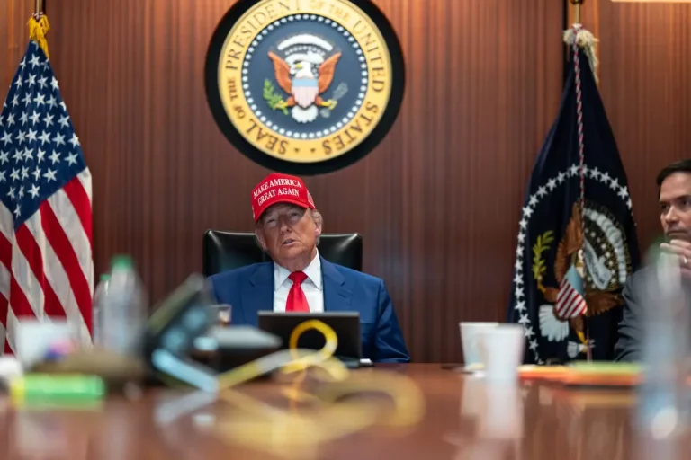 FOTOGRAFÍA. WASHINTON (ESTADOS UNIDOS DE AMÉRICA, EEUU), 22 DE JUNIO DE 2025. El presidente de United States of América (USA), Donald John Trump, ha presidido hoy la "Sala de Situaciones" de la Casa Blanca durante los ataques históricos de las Fuerzas Armas de USA contra el programa nuclear de los Ayatolas ISIS que ocupan la República Islámica de Irán, junto al vicepresidente de EEUU, James David Vance; al Secretario del Estado, Marco Antonio Rubio (Marco Rubio); al el Secretario de Defensa de EEUU, Peter Brian Hegseth; a la 25ª Secretaria del Ejército y la primera mujer en ejercer este cargo; Christine Elizabeth Wormuth; y al Jefe del Estado Mayor Conjunto, el general John Daniel Caine. Lasvocesdelpueblo (Ñ Pueblo)