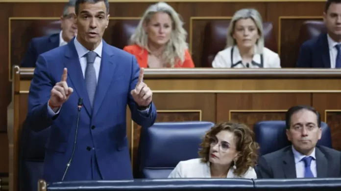 Sánchez ve al PP como enciclopedia de corrupción y Feijóo le llama lobo de la manada corrupta (2) FOTOGRAFÍA. MADRID (REINO DE ESPAÑA), 18 DE JUNIO DE 2025. El presidente del Gobierno, Pedro Sánchez, interviene en la sesión de control al Ejecutivo que se celebra este miércoles en el Congreso. Efe