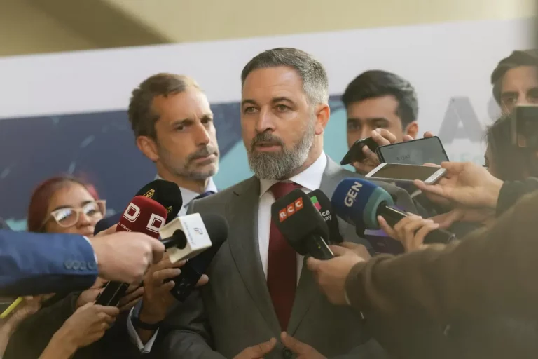 FOTOGRAFÍA. ASUNCIÓN (PARAGUAY), 12 DE JUNIO DE 2025. El líder opositor español y presidente de VOX y Patriots of Europe, Santiago Abascal Conde, tras reunirse con el presidente de la República del Paraguay, Santiago Peña Palacios; cancela su agenda internacional y vuelve a España ante escándalo de corrupción en el PSOE y Gobierno de España. Abascal regresa de manera anticipada del III Encuentro Internacional de Foro Madrid, ha animado a participar mañana, viernes, en las movilizaciones que se convoquen en torno a la sede de Ferraz y de La Moncloa. Lasvocesdelpueblo (Ñ Pueblo)