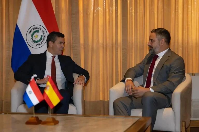 FOTOGRAFÍA. ASUNCIÓN (PARAGUAY), 12 DE JUNIO DE 2025. El líder opositor español y presidente de VOX y Patriots of Europe, Santiago Abascal Conde (d), tras reunirse con el presidente de la República del Paraguay, Santiago Peña Palacios (i); cancela su agenda internacional y vuelve a España ante escándalo de corrupción en el PSOE y Gobierno de España. Abascal regresa de manera anticipada del III Encuentro Internacional de Foro Madrid, ha animado a participar mañana, viernes, en las movilizaciones que se convoquen en torno a la sede de Ferraz y de La Moncloa. Lasvocesdelpueblo (Ñ Pueblo)