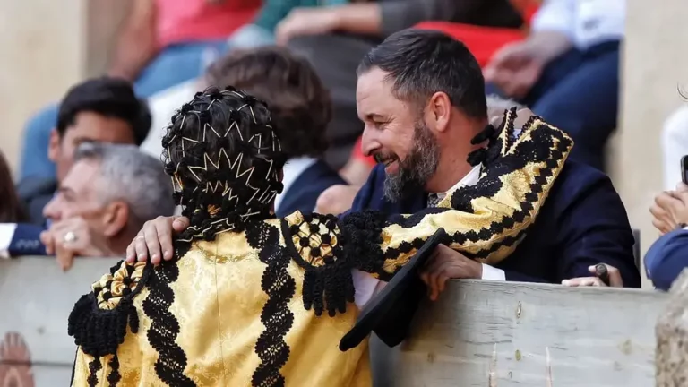 FOTOGRAFÍA. REINO DE ESPAÑA, AÑO 2025. El líder opositor español, presidente de VOX y de la coalición del patriotismo europeo Patriots of Europe, Santiago Abascal Conde (d), no solamente muestra su compromiso con la Tauromaquia en fotos sino también con hechos en las instituciones, mediante propuestas como "Plan Nacional e Internacional de Turismo del Toro Bravo" y "campaña a nivel Nacional para recoger firmas en su formación considera que este arte de los diestro forma para de la "identidad de España". Lasvocesdelpueblo (Ñ Pueblo)