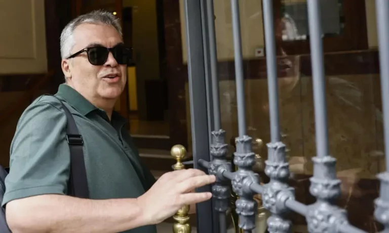 FOTOGRAFÍA. MADRID (REINO DE ESPAÑA), 17 DE JUNIO DE 2025. El exsecretario de Organización del partido Socialista (PSOE) y diputado del PSOE en el Congreso de los Diputados, Santos Cerdán León, a su entrada a su domicilio este martes en Madrid, capital del Reino de España. Efe