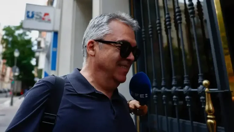 FOTOGRAFÍA. MADRID (REINO DE ESPAÑA), 19 DE JUNIO DE 2025. El exsecretario de Organización del partido Socialista (PSOE) y diputado del PSOE en el Congreso de los Diputados, Santos Cerdán León, a su entrada a su domicilio este martes en Madrid, capital del Reino de España. Efe