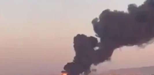 FOTOGRAFÍA. MASHHAD (REPUBLICA ISLÁMICA DE IRÁN), 15 de junio de 2025. La Fuerza de Aire de Israel (FAI)" del Ejército de defensa de Israel (Tzáhal) "alcanzó una aeronave de reabastecimiento iraní (en la imagen) en el aeropuerto de Mashhad, en el este de Irán, a aproximadamente 2.300 kilómetros de Israel. Captura video de testigo iraníes/Lasvocesdelpueblo (Ñ Pueblo)