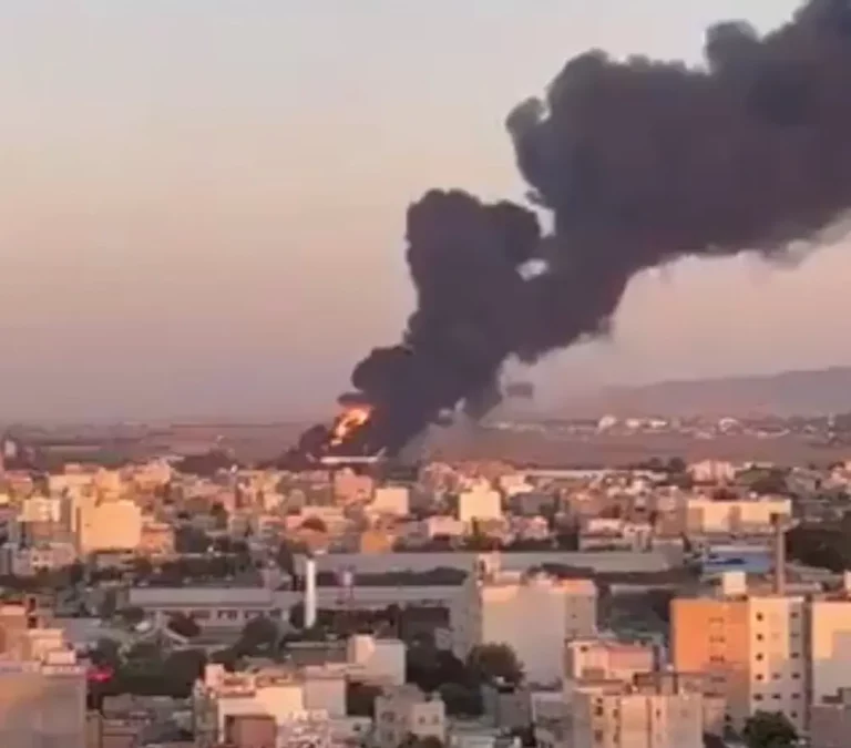FOTOGRAFÍA. MASHHAD (REPUBLICA ISLÁMICA DE IRÁN), 15 de junio de 2025. La Fuerza de Aire de Israel (FAI)" del Ejército de defensa de Israel (Tzáhal) "alcanzó una aeronave de reabastecimiento iraní (en la imagen) en el aeropuerto de Mashhad, en el este de Irán, a aproximadamente 2.300 kilómetros de Israel. Captura video de testigo iraníes/Lasvocesdelpueblo (Ñ Pueblo)