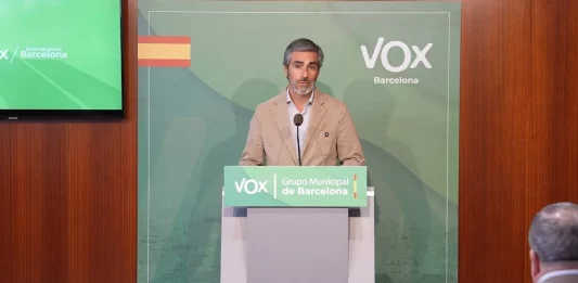 FOTOGRAFÍA. BARCELONA (REINO DE ESPAÑA), 12 DE JUNIO DE 2025. El presidente del grupo municipal de VOX en el Ayuntamiento de Barcelona, Gonzalo de Oro-Pulido Plaza, ofrece una rueda de prensa en el Palacio del Ayuntamiento de Barcelona este jueves sobre la actualidad política de la ciudad de Barcelona. Lasvocesdelpueblo (Ñ Pueblo)