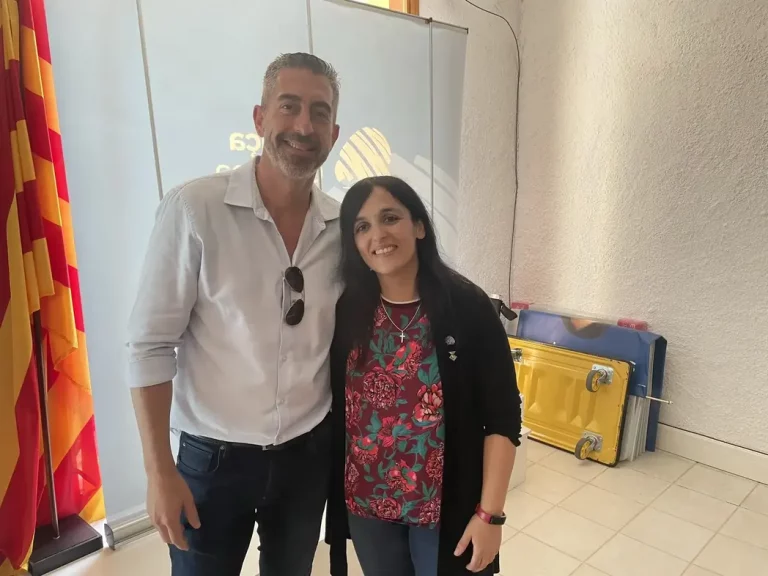 FOTOGRAFÍA. RIPOLL (GERONA) CATALUÑA (REINO DE ESPAÑA), 06 DE JUNIO DE 2025. El periodista separatista, Sergi Maraña Ramírez (i), registrado este viernes junto a la presidente del partido antiWOKE que defiende las tradiciones y cultura europeas frente al reemplazo poblacional impuesto por el régimen de Bruselas y las cloacas de la Internacional Socialista (comunismo), Alianza Catalana (AC), alcaldesa de Ripoll (Gerona) y diputada por Gerona al Parlamento de Cataluña, Sílvia Orriols Serra (d). Sergi Maraña Ramírez/lasvocesdelpueblo (Ñ Pueblo)