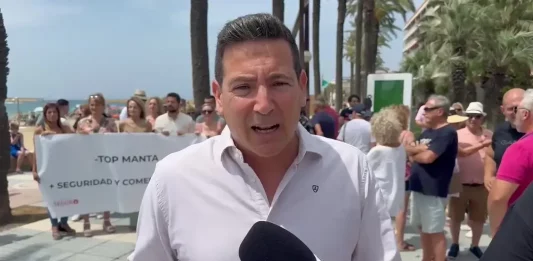 FOTOGRAFÍA. SALOU (TARRAGONA) REINO DE ESPAÑA, 15 DE JUNIO DE 2025. El presidente del Comité Ejecutivo Provincial (CEP) de VOX en Tarragona, diputado de VOX por esta circunscripción electoral al Parlamento de Cataluña, Sergio Macián de Greef (en la imagen); la portavoz del grupo Municipal de VOX en el Ayuntamiento de Salou, Ana Belén Rodríguez Ros; y la portavoz del Grupo Municipal de VOX en el Ayuntamiento de Cambrils, Isabel Segarra Clemente, han participado este mediodía a la concentración-manifestación vecinal, convocada por la plataforma «Mi Barrio Seguro» ante la "situación insostenible" provocada por los negocios ilegales ambulantes de mercancías falsas o supuestamente robadas, conocidos como el "Top Manta". Lasvocesdelpueblo (Ñ Pueblo)