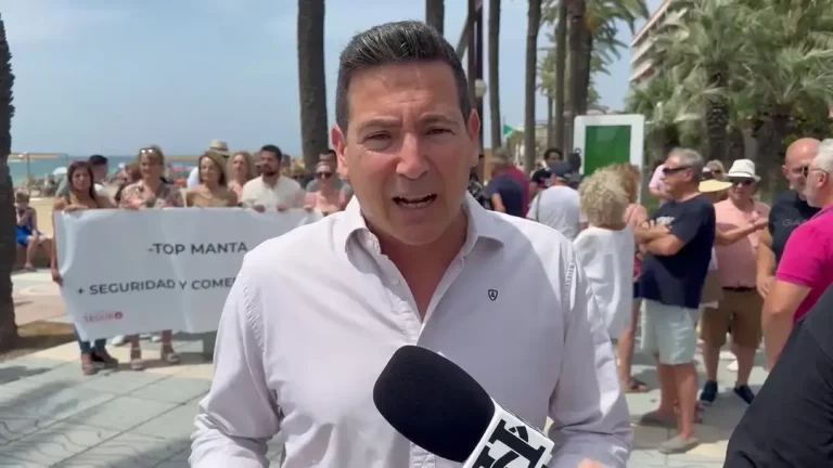 FOTOGRAFÍA. SALOU (TARRAGONA) REINO DE ESPAÑA, 15 DE JUNIO DE 2025. El presidente del Comité Ejecutivo Provincial (CEP) de VOX en Tarragona, diputado de VOX por esta circunscripción electoral al Parlamento de Cataluña, Sergio Macián de Greef (en la imagen); la portavoz del grupo Municipal de VOX en el Ayuntamiento de Salou, Ana Belén Rodríguez Ros; y la portavoz del Grupo Municipal de VOX en el Ayuntamiento de Cambrils, Isabel Segarra Clemente, han participado este mediodía a la concentración-manifestación vecinal, convocada por la plataforma «Mi Barrio Seguro» ante la "situación insostenible" provocada por los negocios ilegales ambulantes de mercancías falsas o supuestamente robadas, conocidos como el "Top Manta". Lasvocesdelpueblo (Ñ Pueblo)