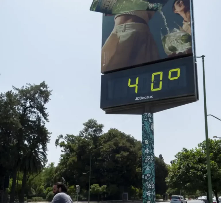 FOTOGRAFÍA. SEVILLA (ANDALUCÍA) REINO DE ESPAÑA, 21 DE JUNIO DE 2025. Un termómetro marca los 40º C este sábado en Sevilla. El verano ha comenzado a las 04.42 horas y lo hace con calor intenso, de más de 40 grados en puntos del sur peninsular, aunque en el Cantábrico va a la baja, en el comienzo de un cambio de tiempo por el acercamiento, este domingo, de una DANA que dejará máximas ligeramente más bajas. Efe