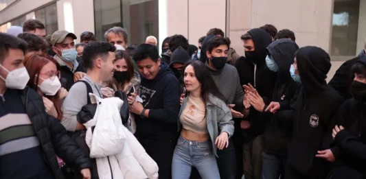 FOTOGRAFÍA. BARCELONA (ESPAÑA), 23 DE FEBRERO DE 2022. En la imagen una joven patriota catalana miembro de la entidad de estudiantes patriotas S'ha Acabat! (S'!), resistiendo frente a una turba de intolerantes durante el asalto y asedio a la carpa de S'! en la Universidad. Agresiones a la asociación S'ha Acabat! en de Campus Universitario de la Universidad Pompeu Fabra (UPF) de Barcelona. Los radicales de la ultraizquierda y del separatismo han rodeado a los jóvenes de S'! y han empezado a insultarlos y amenazarlos. A los pocos minutos, la agresividad y los empujones de los radicales separatistas han ido en aumento, destrozando todo el material de la entidad constitucionalista. Lasvocesdelpueblo (Ñ Pueblo)