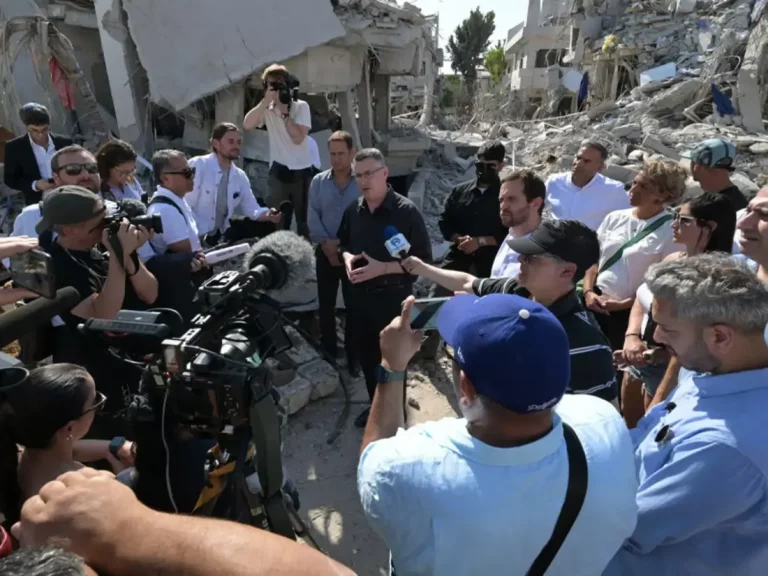 FOTOGRAFÍA. RISHON LEZION (DISTRITO CENTRAL) TEL AVIV (ISRAEL), 17 DE JUNIO DE 2025. El ministro de Relaciones Exteriores del Estado de Israel, Gideon Saar, visitó este martes, 17 de junio de 2025, el sitio del ataque perpetrado  por parte del régimen de los Ayatolás ISIS quienes ocupan las instituciones en Irán, con un misil balístico iraní, en la ciudad de Rishon Lezion, en el Distrito de Central (Tel Aviv). Lasvocesdelpueblo (Ñ Pueblo)