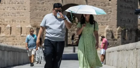 FOTOGRFAÍA. TOLEDO (ESPAÑA), 09 DE JUNIO DE 2025.- Los turistas se protegen del sol durante la ola de calor en Toledo este domingo. Ninguna comunidad de la geografía española se libra este domingo de los avisos por altas temperaturas, que son de nivel naranja en doce de ellas, con mayor incidencia en zonas del suroeste peninsular. Efe