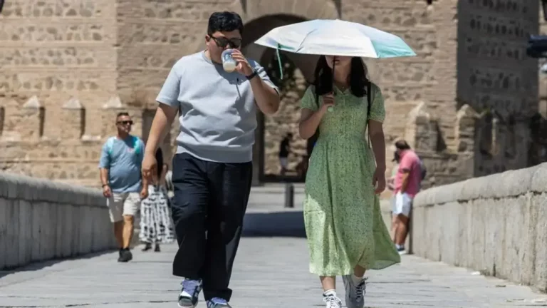 FOTOGRFAÍA. TOLEDO (ESPAÑA), 09 DE JUNIO DE 2025.- Los turistas se protegen del sol durante la ola de calor en Toledo este domingo. Ninguna comunidad de la geografía española se libra este domingo de los avisos por altas temperaturas, que son de nivel naranja en doce de ellas, con mayor incidencia en zonas del suroeste peninsular. Efe