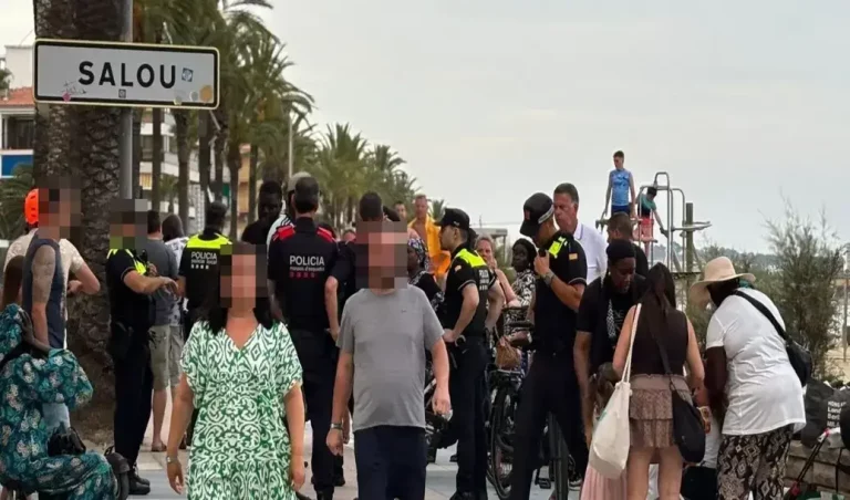 FOTOGRAFÍA. PASEO MIRAMAR DE SALOU (TARRAGONA) CATALUÑA (REINO DE ESPAÑA), 24 D EJUNIO DE 2025. El Paseo Miramar de la ciudad de la Costa Dorada, Salou (Tarragona), ha registrado este martes momentos de tensión entre grupos de inmigrantes ilegales "manteros" y los dirigentes de VOX durante una entrevista con el periodista Cake Minuesa sobre el negocio ilegal "Top Manta". Lasvocesdelpueblo (Ñ Pueblo)