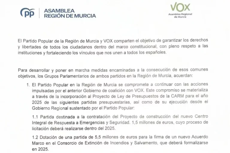 FOTOGRAFÍA. MURCIA (REGIÓN DE MURCIA) REINO DE ESPAÑA, 06 D EJUNIO DE 2025. detalle de la portada del texto del histórico Acuerdo Presupuestos 2025 en los Grupos Parlamentarios de VOX y de Partido Popular (PP) en la Región de Murcia. Nunca el partido presidido por Santiago Abascal Conde le ha arrancado tanto a la la derechista cobarde WOKE y migracionista de calle Génova 13 de Madrid, ni siquiera lo logró en los fracasados pactos de Gobiernos en coalición autonómicos con este mismo PP. Lasvocesdelpueblo (Ñ Pueblo)