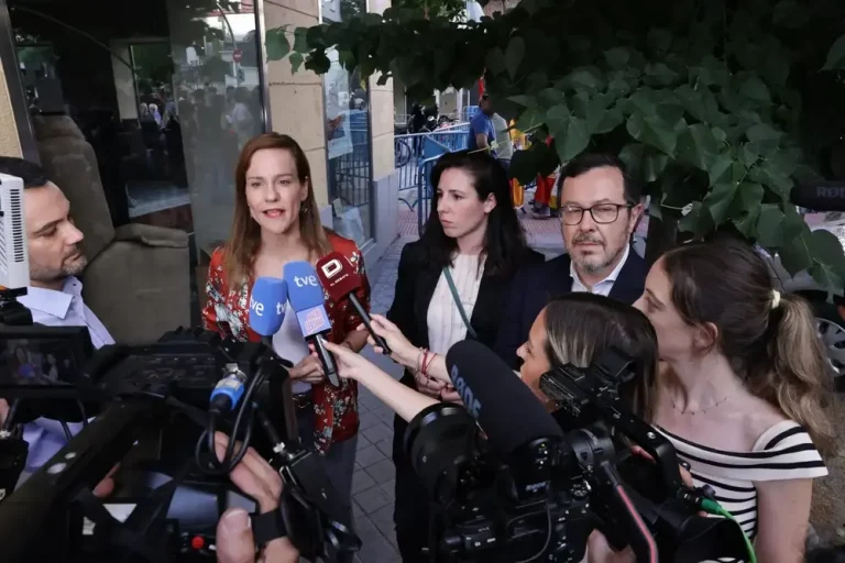 FOTOGRAFÍA. MADRID (REINO DE ESPAÑA), 12 DE JUNIO DE 2025. Los dirigentes de VOX: el portavoz nacional y diputado en la Asamblea de Madrid, José Antonio Fuster (d); la portavoz nacional de Agenda España de VOX y portavoz del Grupo Parlamentario en la Asamblea de Madrid, Isabel Pérez Moñino-Aranda (i); y la diputada por Almería al Congreso de los Diputados, Rocío de Meer Méndez (c); han acudido hoy a la "concentración de ultima hora" frente a la sede nacional del Partido Socialista (PSOE) contra el amaño de votos en las elecciones primarias del PSOE y la corrupción. Lasvocesdelpueblo (Ñ Pueblo)