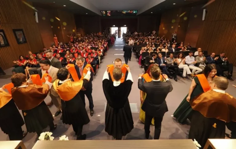 FOTOGRAFÍA. VALLADOLID (CASTILLA Y LEÓN) REINO DE ESPAÑA, 14 D EJUNIO DE 2025. Imposición de becas de estudiantes de las titulaciones semipresenciales de la Universidad Europea Miguel de Cervantes (UEMC) en Valladolid, castilla y León (Reino de España). Lasvocesdelpueblo (Ñ Pueblo)