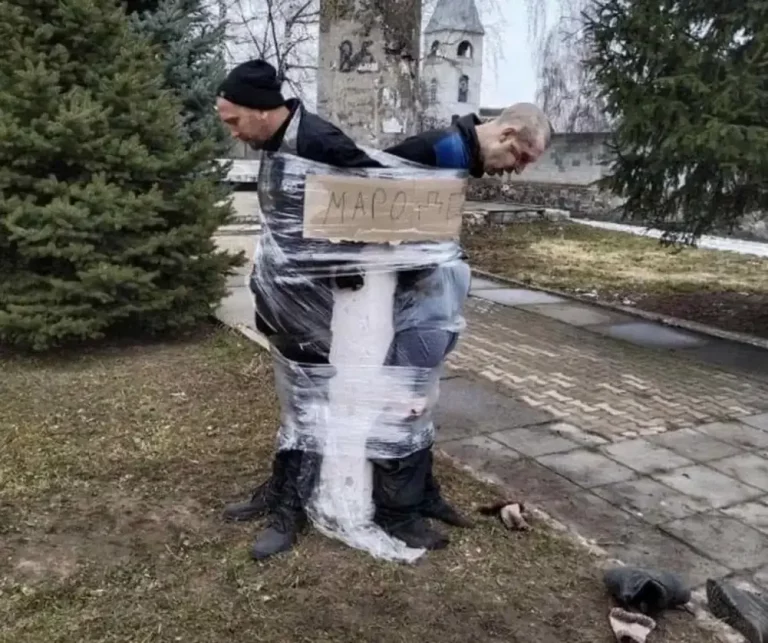 FOTOGRAFÍA. KIEV, KHARKIV Y REGIONES DE KIEV Y KHARKIV (UCRANIA), 01.03.2022. Civiles, víctimas de la invasión rusa de Ucrania Ucrania, repelan a los saqueadores (falsos civiles o espías rusos) en Kiev, Kharkiv y regiones de Kiev y Kharkiv. Los espías rusos son la avanzadilla civil rusa que prepara el terreno, dando posiciones de la Resistencia y Ejército de Ucrania a la maquinaria de guerra rusas para que vaya destruyendo Ucrania y masacrando a los civiles que no quieren abandonar sus casas y, además, las posiciones a tiempo real de los voluntarios y Ejército de Ucrania. El problema de los ocupantes es que Ucrania ya era un país democrático y conocía muy bien la falta de democracia que existe en Rusia. Así, las tropas de Vladimir Putin se han encontrado con un contratiempo en el terreno que ninguno d elos asesores de Putin se lo había imaginado. El enemigo había puesto sus esperanza sobre la ayuda y colaboración, y sobre todo la supuesta 'falta de patriotismo en Ucrania', a su juicio, al considerar que el pueblo ucraniano era simplemente ruso. Fuerzas armadas de Ucrania / Lasvocesdelpueblo (Ñ Pueblo).