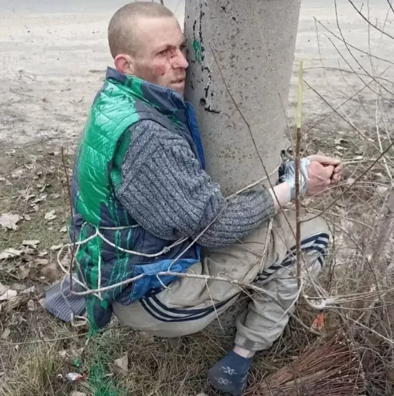 FOTOGRAFÍA. KIEV, KHARKIV Y REGIONES DE KIEV Y KHARKIV (UCRANIA), 01.03.2022. Civiles, víctimas de la invasión rusa de Ucrania Ucrania, repelan a los saqueadores (falsos civiles o espías rusos) en Kiev, Kharkiv y regiones de Kiev y Kharkiv. Los espías rusos son la avanzadilla civil rusa que prepara el terreno, dando posiciones de la Resistencia y Ejército de Ucrania a la maquinaria de guerra rusas para que vaya destruyendo Ucrania y masacrando a los civiles que no quieren abandonar sus casas y, además, las posiciones a tiempo real de los voluntarios y Ejército de Ucrania. El problema de los ocupantes es que Ucrania ya era un país democrático y conocía muy bien la falta de democracia que existe en Rusia. Así, las tropas de Vladimir Putin se han encontrado con un contratiempo en el terreno que ninguno d elos asesores de Putin se lo había imaginado. El enemigo había puesto sus esperanza sobre la ayuda y colaboración, y sobre todo la supuesta 'falta de patriotismo en Ucrania', a su juicio, al considerar que el pueblo ucraniano era simplemente ruso. Fuerzas armadas de Ucrania / Lasvocesdelpueblo (Ñ Pueblo).