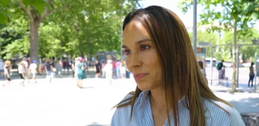 FOTOGRAFÍA. MADRID (REINO DE ESPAÑA), 07 DE JUNIO DE 2025. La portavoz Nacional de Familia y Asuntos Locales de VOX, Ainhoa García Flórez, ha sido registrada hoy durante un canutazo en la Puerta del Retiro (frente a la Puerta de Alcalá), Madrid, denunciando el resultado de décadas de gobiernos sometidos al bipartidismo Partido Popular (PP) y Partido Socialista (PSOE), que ha llevado a España a ser el segundo país de la Unión Europea (UE) con mayor número de menores en riesgo de pobreza o exclusión social. Lasvocesdelpueblo (Ñ Pueblo)