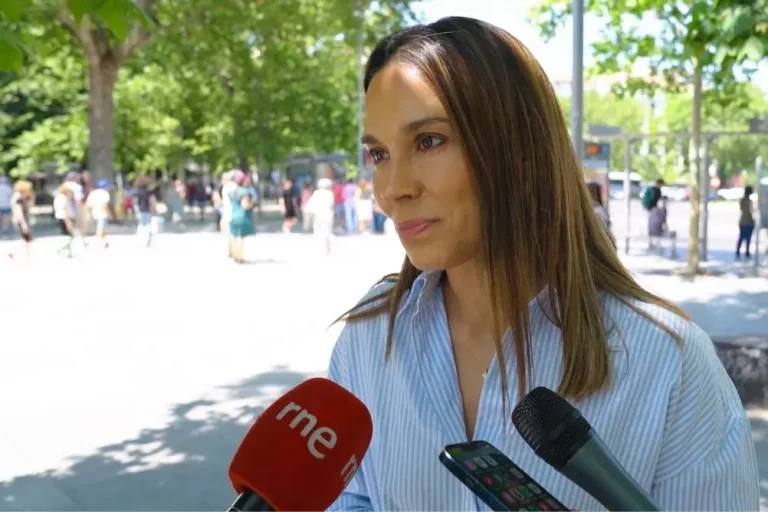 FOTOGRAFÍA. MADRID (REINO DE ESPAÑA), 07 DE JUNIO DE 2025. La portavoz Nacional de Familia y Asuntos Locales de VOX, Ainhoa García Flórez, ha sido registrada hoy durante un canutazo en la Puerta del Retiro (frente a la Puerta de Alcalá), Madrid, denunciando el resultado de décadas de gobiernos sometidos al bipartidismo Partido Popular (PP) y Partido Socialista (PSOE), que ha llevado a España a ser el segundo país de la Unión Europea (UE) con mayor número de menores en riesgo de pobreza o exclusión social. Lasvocesdelpueblo (Ñ Pueblo)