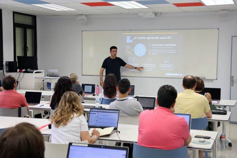FOTOGRAFÍA. VALLADOLID (CASTILLA Y LEÓN) REINO DE ESPAÑA, 24 DE JUNIO DE 2025. La Microcredencial universitaria en Inteligencia Artificial (IA) para Educación de la Universidad Europea Miguel de Cervantes (UEMC) de Valladolid, Comunidad Autónoma de Castilla y León, dirigida por el profesor de Innovación en la UEMC, Dr. Juan Vicente García Manjón (en la imagen), ha sido diseñada con un "enfoque práctico y pedagógico para capacitar al profesorado en el uso responsable, ético e inclusivo de la inteligencia artificial aplicada a la enseñanza y el aprendizaje". Lasvocesdelpueblo (Ñ Pueblo)