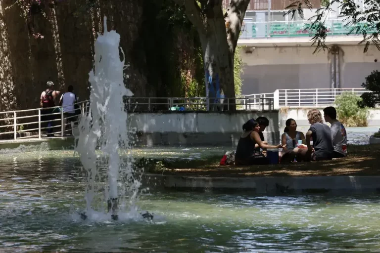 FOTOGRAFÍA. BARRIADA DE SANTS (BARCELONA) CATALUÑA (REINO DE ESPAÑA), 29 DE JUNIO DE 2025. Una obrera catalana muere súbitamente bajo ola de calor. Unos jóvenes se reúnen bajo la sombra de un árbol y al lado de una fuente en el parque de la España Industrial en el barrio de Sants en Barcelona este domingo. Cataluña afronta este domingo el segundo día de la primera ola de calor de 2025, que en principio se prolongará hasta el martes, tras una noche tórrida que ha dejado una mínima de 30,4 grados en Portbou (Girona) y de 28 en Barcelona, según los registros del servicio Meteocat. Una ola de calor en la que ayer se registraron 46 grados en El Granado (Huelva), un hecho que nunca se había dado en el mes de junio, ha informado la Agencia Estatal de Meteorología (Aemet) este domingo. Efe