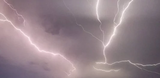 FOTOGRAFÍA. GRANDIA (VALENCIA) COMUNIDAD VALENCIANA (REINO DE ESPAÑA, 23 DE AGOSTO DE 2022. Una tormenta eléctrica en Gandía (València), hoy 23 de agosto de 2022. Efe