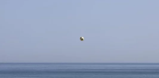 FOTOGRAFÍA.PLAYA DE ZURIOLA (SAN SEBASTIÁN), 19 DE JUNIO DE 2025. Unos jóvenes juegan con un balón este jueves en la playa de la Zurriola de San Sebastián. Efe