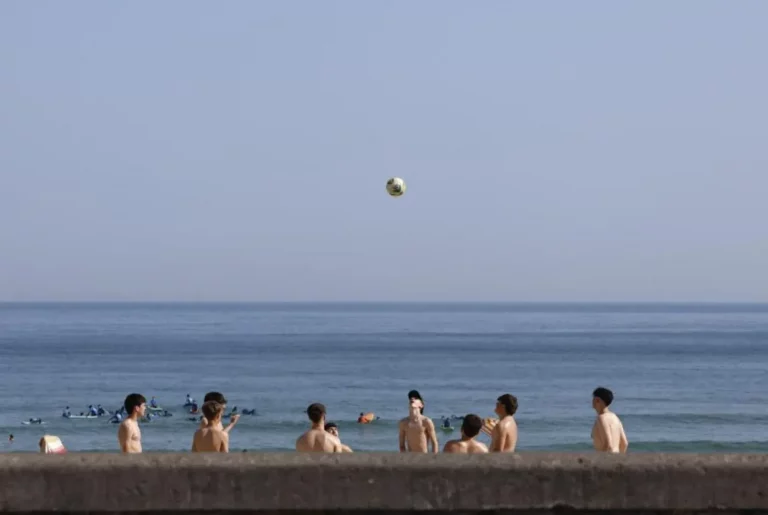 FOTOGRAFÍA.PLAYA DE ZURIOLA (SAN SEBASTIÁN), 19 DE JUNIO DE 2025. Unos jóvenes juegan con un balón este jueves en la playa de la Zurriola de San Sebastián. Efe
