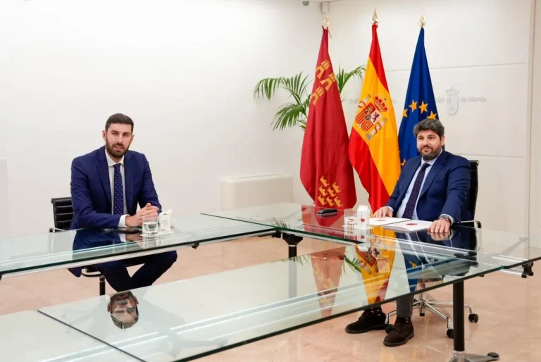 FOTOGRAFÍA, MURCIA (REGIÓN DE MURCIA) REINO DE ESPAÑA, 05 DE JUNIO DE 2025. El presidente del Comité Ejecutivo Provincial (CEP) de VOX de Murcia (Región de Murcia), exvicepresidente del Gobierno de coalición con el PP y portavoz del grupo Parlamentario en la Asamblea de la Región de Murcia, José Ángel Antelo Paredes (i); junto al presidente del Gobierno autonómico en minoría del Partido Popular (PP), el dirigente WOKE y migracionista Fernando López Miras (PP) (d); este miércoles en el Palacio de San Esteban del Gobierno autonómico, tras el histórico Acuerdo Presupuestos 2025 VOX y PP en Murcia. Lasvocesdelpueblo (Ñ Pueblo)