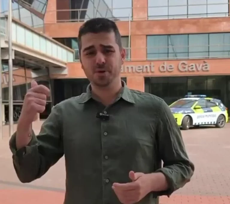 FOTOGRAFÍA. GAVÁ (BARCELONA) CATALUÑA (REINO DE ESPAÑA, 05 DE JUNIO DE 2025. El líder de la agrupación local de VOX y portavoz del Grupo Municipal en el Ayuntamiento de Gavá (Barcelona), registrado este jueves frente al Palacio del Ayuntamiento durante una declaración institucional sobre los dos años que cumple VOX en el Consistorio de Gavá. captura vídeo VOX Gavá/Lasvocesdelpueblo (Ñ Pueblo)