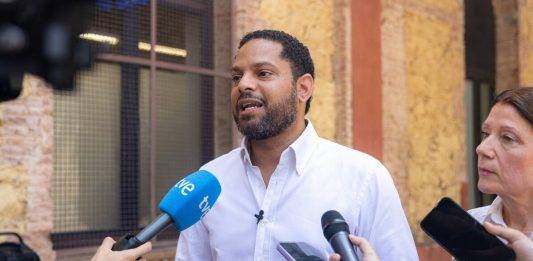 FOTOGRAFÍA. BARCELONA (CATALUÑA) REINO DE ESPAÑA, 26 DE JUNIO DE 2025. El secretario general de VOX y presidente del Grupo Parlamentario en el Parlamento de Cataluña, Ignacio Garriga Vaz de Conceiçao, ha sido registrado este jueves durante un encuentro con los vecinos del distrito, víctimas de grave inseguridad y violencia vinculadas al macrofraude de empadronamiento sin precedentes de al menos 5.000 inmigrantes ilegales por partes de las autoridades provinciales y regionales, abriendo la puerta a ayudas y prestaciones sociales convertidas "en un auténtico negocio" que beneficia a asociaciones, fundaciones, partidos políticos (ERC, PSC/PSOE, JxCat, CUP y hasta el Partido Popular (PP) de cómplice. Lasvocesdelpueblo (Ñ Pueblo)