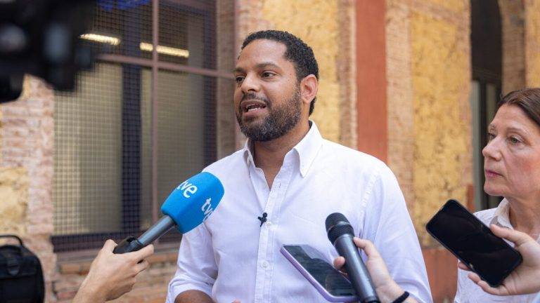 FOTOGRAFÍA. BARCELONA (CATALUÑA) REINO DE ESPAÑA, 26 DE JUNIO DE 2025. El secretario general de VOX y presidente del Grupo Parlamentario en el Parlamento de Cataluña, Ignacio Garriga Vaz de Conceiçao, ha sido registrado este jueves durante un encuentro con los vecinos del distrito, víctimas de grave inseguridad y violencia vinculadas al macrofraude de empadronamiento sin precedentes de al menos 5.000 inmigrantes ilegales por partes de las autoridades provinciales y regionales, abriendo la puerta a ayudas y prestaciones sociales convertidas "en un auténtico negocio" que beneficia a asociaciones, fundaciones, partidos políticos (ERC, PSC/PSOE, JxCat, CUP y hasta el Partido Popular (PP) de cómplice. Lasvocesdelpueblo (Ñ Pueblo)