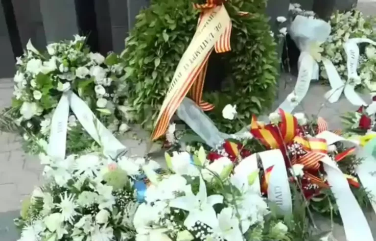 FOTOGRAFÍA. BARCELONA (CATALUÑA) REINO DE ESPAÑA, 19 DE JUNIO DE 2025. Algunas víctimas, vecinos de la zona y representantes de partidos políticos como VOX, Fuerzas y Cuerpos de Seguridad del Estado (guardias civiles y policías nacionales), Mossos d'Esquadra y Guardia Urbana de Barcelona han recordado hoy el fatídico 19 de junio de 1987 en un acto de homenaje a las víctimas del atentado del grupo terrorista separatista de ultraizquierda Euskadi Ta Askatasuna (ETA) -EH Bildu- en el aparcamiento del centro comercial Hipercor , del que este año se cumple el 38 aniversario. captura vídeo Efe/Lasvocesdelpueblo (Ñ Pueblo)