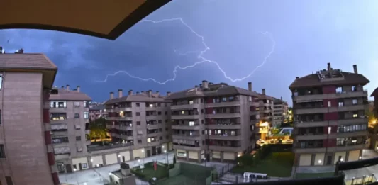 FOTOGRAFÍA. ALCALÉ DE HENARES (COMUNIDAD DE MADRID) REINO DE ESPAÑA, 09 DE JUNIO DE 2025. Vista de una tormenta eléctrica en Alcalá de Henares (Comunidad de Madrid). Efe
