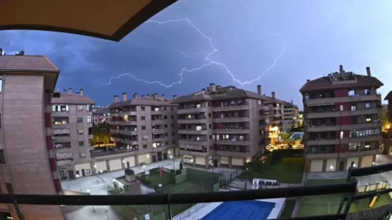 FOTOGRAFÍA. ALCALÉ DE HENARES (COMUNIDAD DE MADRID) REINO DE ESPAÑA, 09 DE JUNIO DE 2025. Vista de una tormenta eléctrica en Alcalá de Henares (Comunidad de Madrid). Efe